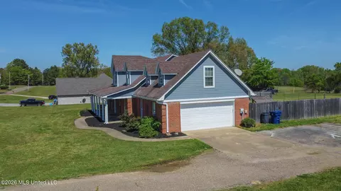 Exterior - 5780 Honey Oak Dr, Hernando, MS 38632 photo 5 of 10