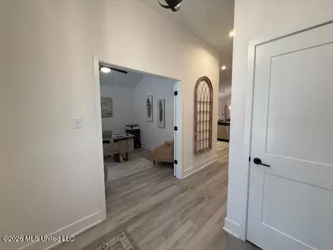 Entry Way - 8971 Jackson Ln, Olive Branch, MS 38654 photo 1 of 3