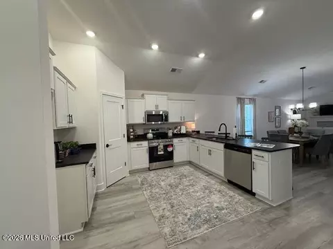 Kitchen - 8971 Jackson Ln, Olive Branch, MS 38654 photo 2 of 2