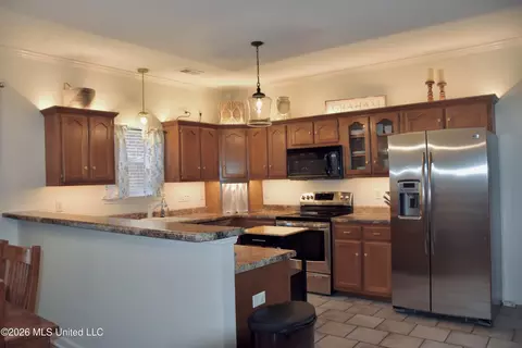 Kitchen - 925 Cedar Grove Pkwy, Hernando, MS 38632 photo 2 of 3