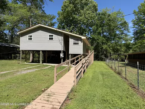 68 Oak Point Rd, Picayune, MS 39466