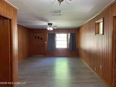 Living - 603 N Oak Ave, Braxton, MS 39044 photo 2 of 3