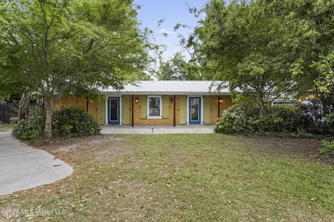 264 Washington St, Bay Saint Louis, MS 39520