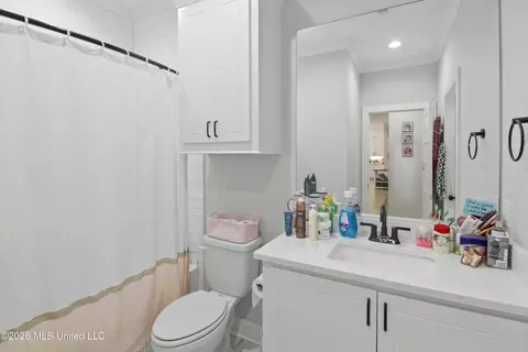 Bath - 112 Biltmore Cv, Flowood, MS 39232 photo 5 of 8