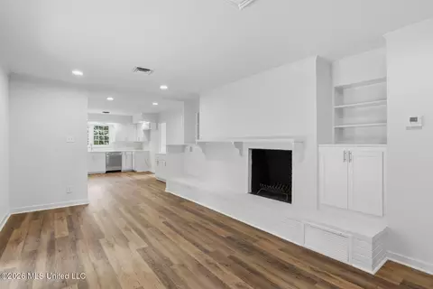 Living - 4479 Northover Dr, Jackson, MS 39211 photo 5 of 5