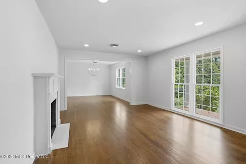 Living - 4479 Northover Dr, Jackson, MS 39211 photo 2 of 5