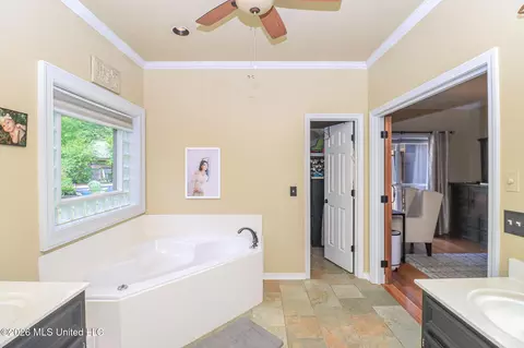 Bath - 75 Moss Woods Dr, Madison, MS 39110 photo 6 of 9