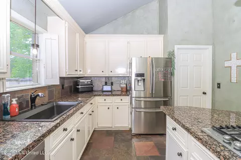 Kitchen - 75 Moss Woods Dr, Madison, MS 39110 photo 1 of 4