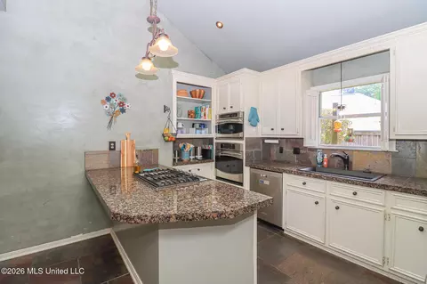 Kitchen - 75 Moss Woods Dr, Madison, MS 39110 photo 3 of 4