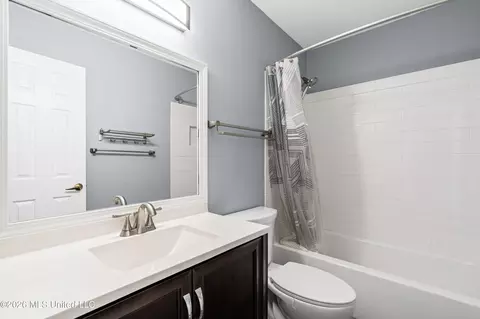 Bath - 10158 Oak Leaf Dr, Olive Branch, MS 38654 photo 1 of 3