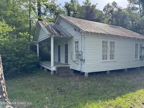 808 Saint Joseph St, Waveland, MS 39576