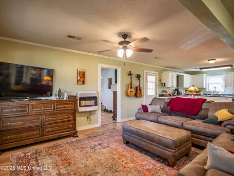 Living - 2857 Anthony Rd, Pope, MS 38658 photo 3 of 4