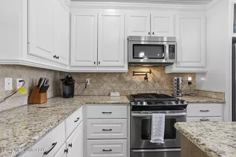 Kitchen - 202 Belle Oak Dr, Brandon, MS 39042 photo 4 of 5