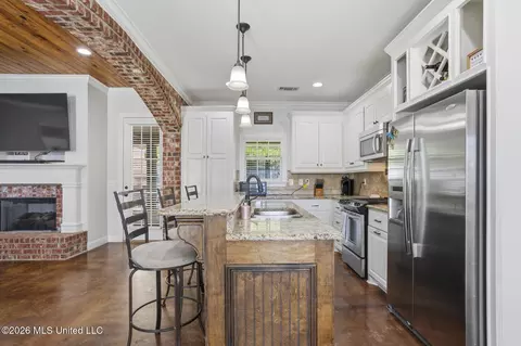 Kitchen - 202 Belle Oak Dr, Brandon, MS 39042 photo 2 of 5