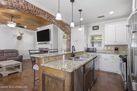 Kitchen - 202 Belle Oak Dr, Brandon, MS 39042 photo 3 of 5