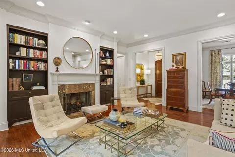 Living - 4152 Ridgewood Rd, Jackson, MS 39211 photo 2 of 4