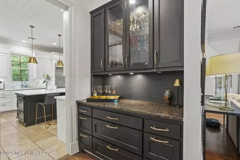 Entry Way - 4152 Ridgewood Rd, Jackson, MS 39211 photo 1 of 1