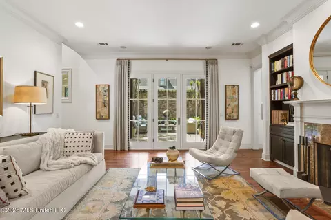 Living - 4152 Ridgewood Rd, Jackson, MS 39211 photo 3 of 4