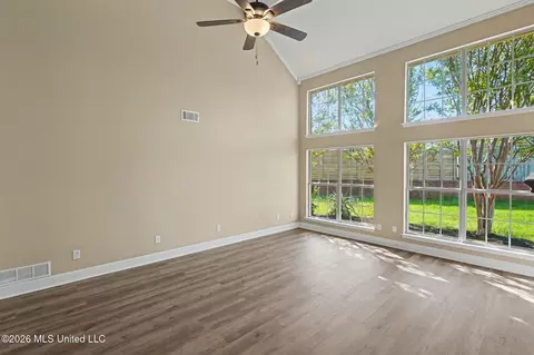 Living - 1679 Sandpiper Cv, Hernando, MS 38632 photo 2 of 5