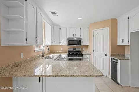 Kitchen - 1679 Sandpiper Cv, Hernando, MS 38632 photo 2 of 2