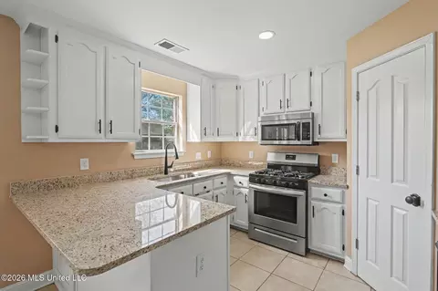 Kitchen - 1679 Sandpiper Cv, Hernando, MS 38632 photo 1 of 2