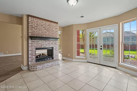 Living - 1679 Sandpiper Cv, Hernando, MS 38632 photo 4 of 5