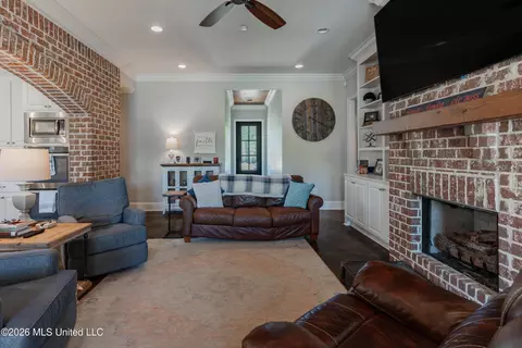 Living - 321 Northaven Dr, Jackson, MS 39209 photo 2 of 2
