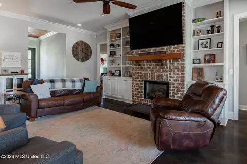 Living - 321 Northaven Dr, Jackson, MS 39209 photo 1 of 2