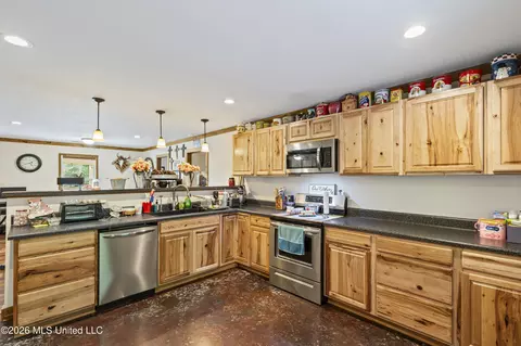 Kitchen - 8511 E Airport Rd, Hernando, MS 38632 photo 2 of 2