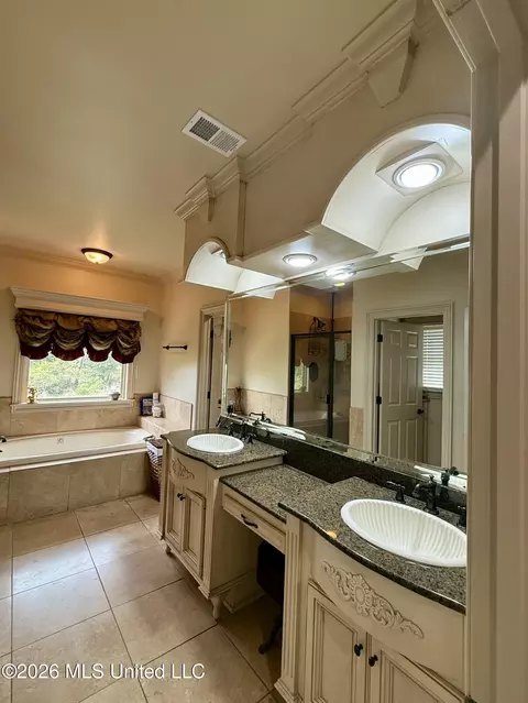 Bath - 717 Clover Pl, Biloxi, MS 39532 photo 2 of 11