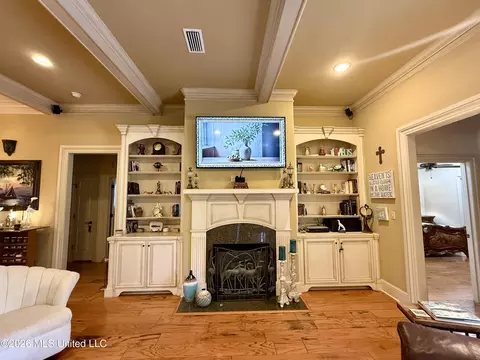Living - 717 Clover Pl, Biloxi, MS 39532 photo 4 of 8
