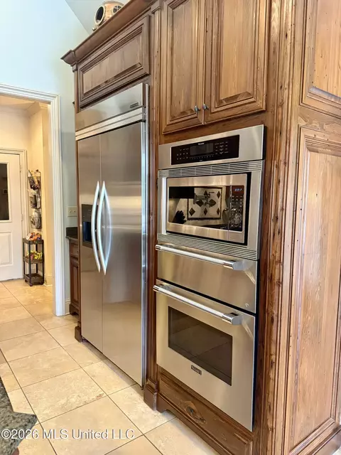 Kitchen - 717 Clover Pl, Biloxi, MS 39532 photo 6 of 14