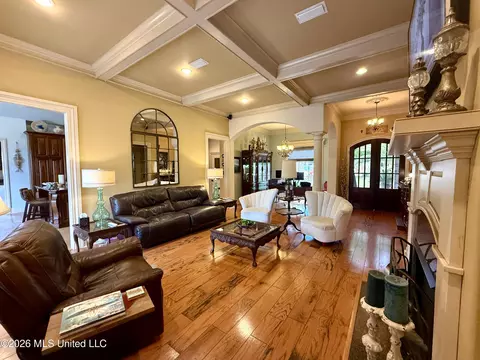 Living - 717 Clover Pl, Biloxi, MS 39532 photo 5 of 8