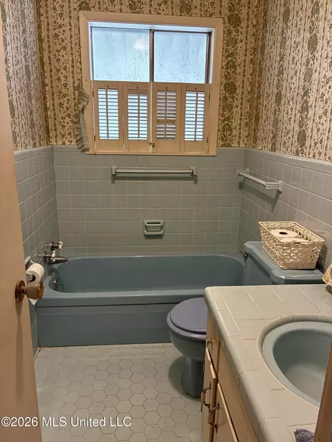 Bath - 110 Melanie Ln, Brookhaven, MS 39601 photo 2 of 2
