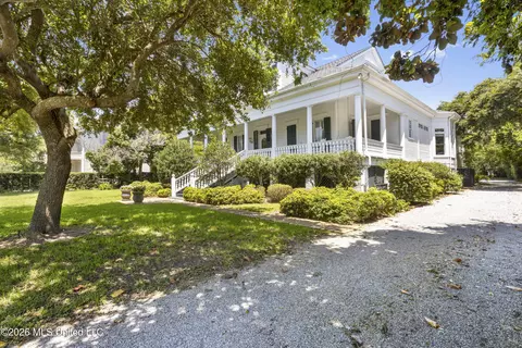 811 E Scenic Dr, Pass Christian, MS 39571