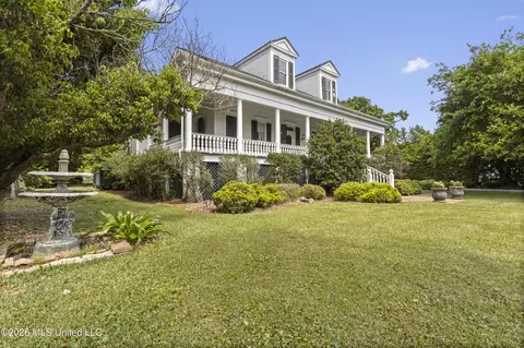 811 E Scenic Dr, Pass Christian, MS 39571