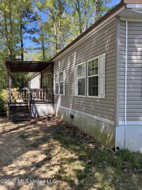 22 Deer Lake Rd, Natchez, MS 39120