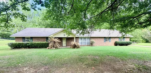 15 Greenfield Dr, Natchez, MS 39120