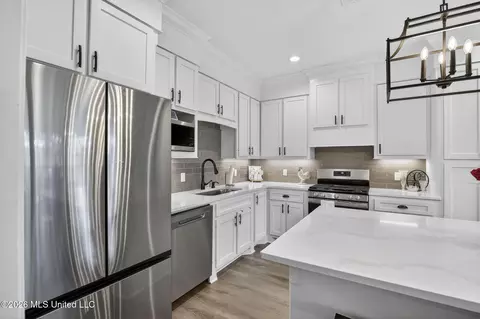 Kitchen - 114 Willow Crest Cir, Brandon, MS 39047 photo 4 of 4