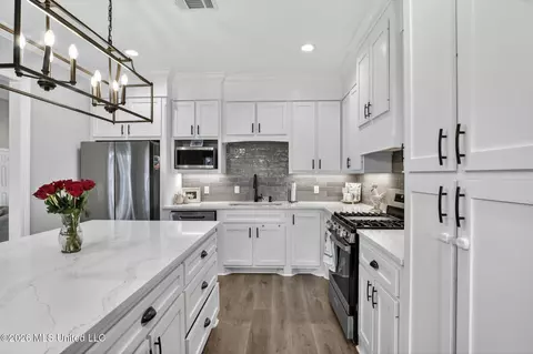 Kitchen - 114 Willow Crest Cir, Brandon, MS 39047 photo 2 of 4