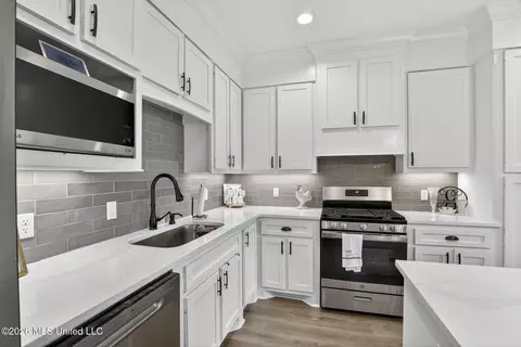 Kitchen - 114 Willow Crest Cir, Brandon, MS 39047 photo 3 of 4