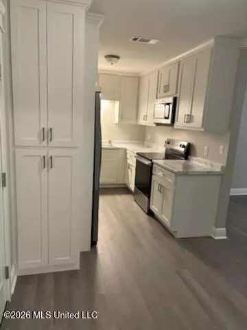 Entry Way - 3312 Mcnair Dr, Moss Point, MS 39563 photo 2 of 5