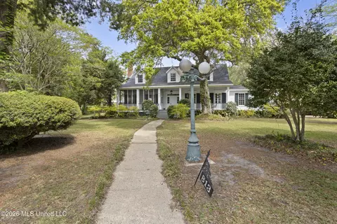813 Harbor Ln, Pascagoula, MS 39567
