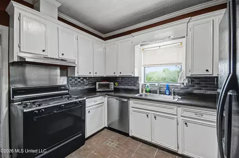 Kitchen - 2004 Prospect Cedar Ln, Union, MS 39365 photo 1 of 2