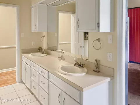 Bath - 4835 Upper Glading Rd, Summit, MS 39666 photo 2 of 6