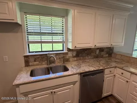 Kitchen - 432 Arundel Dr, Brandon, MS 39047 photo 4 of 6