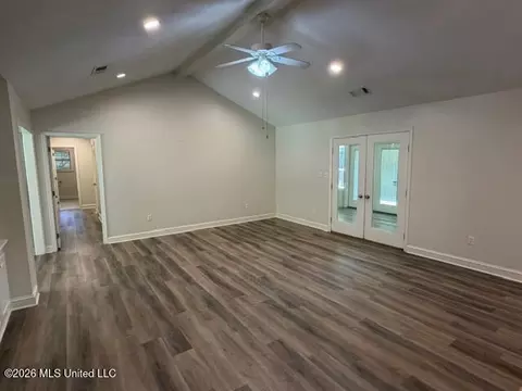 Living - 432 Arundel Dr, Brandon, MS 39047 photo 2 of 4