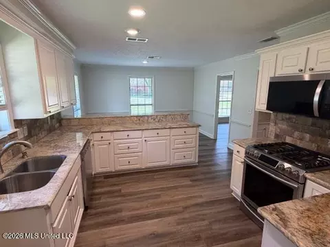 Kitchen - 432 Arundel Dr, Brandon, MS 39047 photo 3 of 6