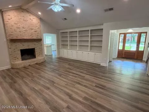 Living - 432 Arundel Dr, Brandon, MS 39047 photo 3 of 4