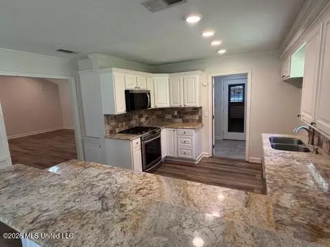 Kitchen - 432 Arundel Dr, Brandon, MS 39047 photo 6 of 6